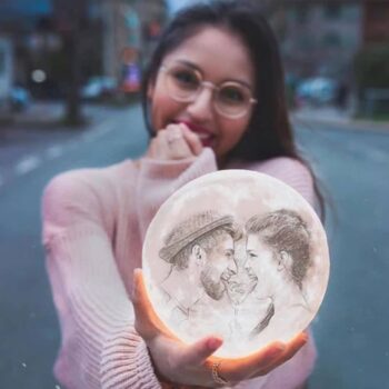 Your Moment - מנורת ירח עם חריטת תמונה מתנה מרגשת וייחודית שכבשה את ישראל