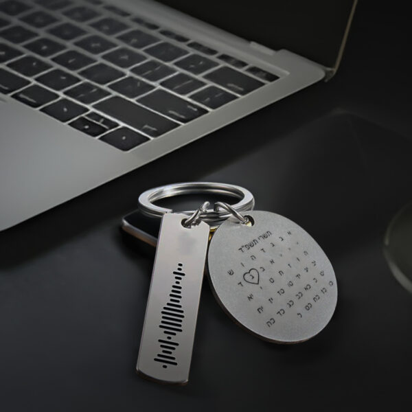 מחזיק מפתחות עם תמונה, תאריך עברי וקוד ספוטיפיי לסריקה – תמונה 3