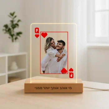 מנורה מיוחדת, מתנה למלכה שלך מתנה מקורית עם בסיס עץ מואר Queen