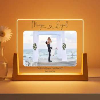 מתנה מעוצבת אישית עם תמונה - מנורה רומנטית עם שמות ותאריך והקדשה