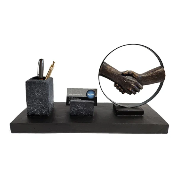 מעמד שולחני אומנותי "יד לוחצת יד" מבית פסלי היוקרה