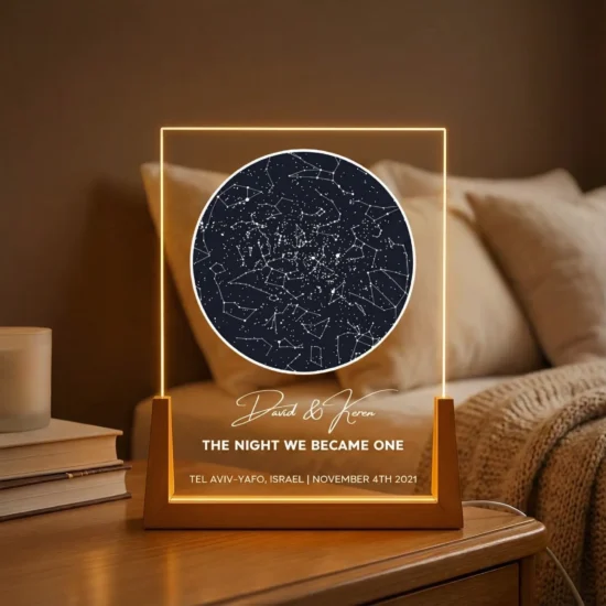 מתנה מעוצבת אישית עם תמונה - מנורה רומנטית בעיצוב מפת כוכבים לאורך