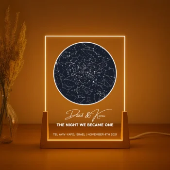 מתנה מעוצבת אישית עם תמונה - מנורה רומנטית בעיצוב מפת כוכבים לאורך