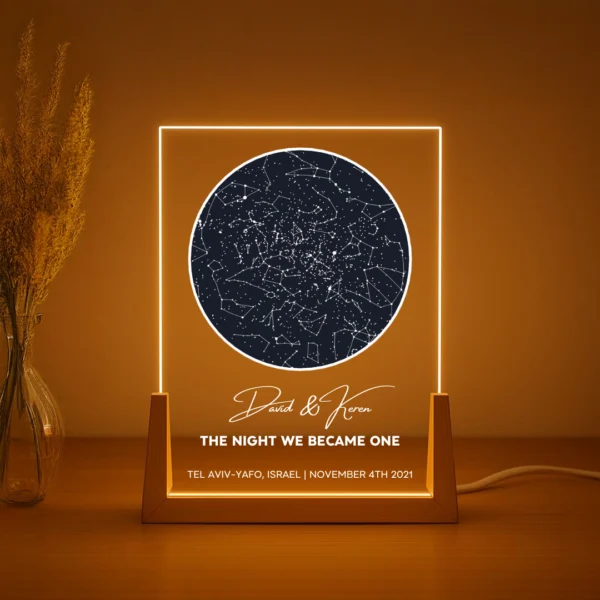 מתנה מעוצבת אישית עם תמונה - מנורה רומנטית בעיצוב מפת כוכבים לאורך