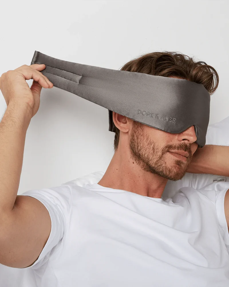 מסכת עיניים לשינה עמוקה בצבע כסף Dore & Rose – תמונה 3