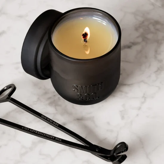 נר Smith & Co. - Tabac & Cedarwood