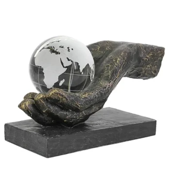 פסל אומנותי "כל העולם בכף ידך" מבית פסלי היוקרה מתנה יוקרתית