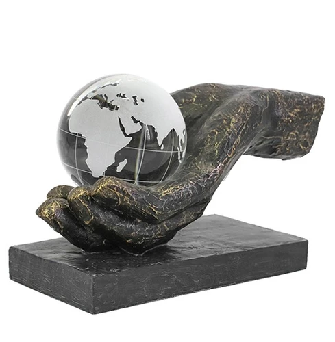 פסל אומנותי "כל העולם בכף ידך" מבית פסלי היוקרה מתנה יוקרתית