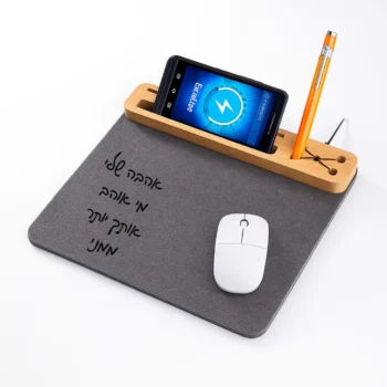 משטח/ פד מתנה לעכבר רב-שימושי למשרד עם טעינה אלחוטית לנייד והקדשה אישית