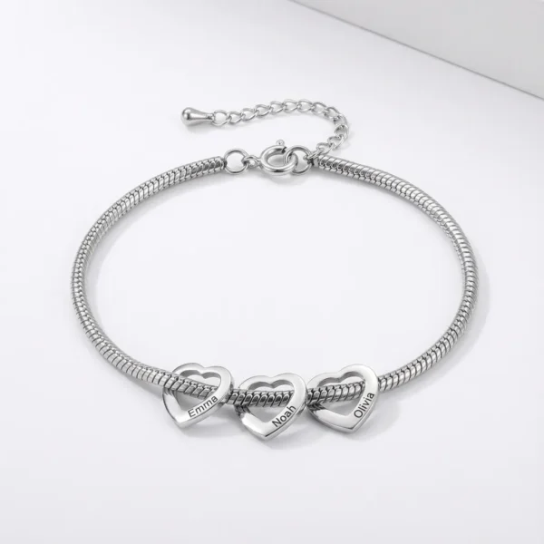 צמיד לאישה עם השמות שלכם – צמיד לבבות מתנה לבת זוג