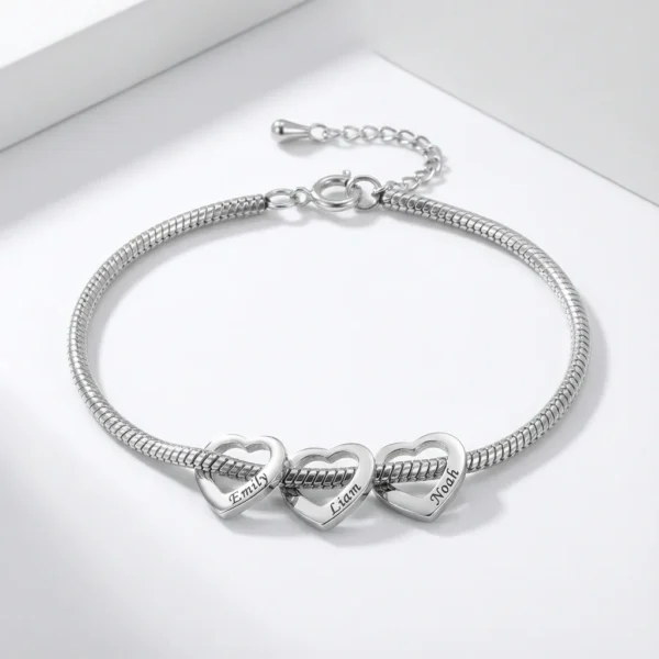 צמיד לאישה עם השמות שלכם – צמיד לבבות מתנה לבת זוג