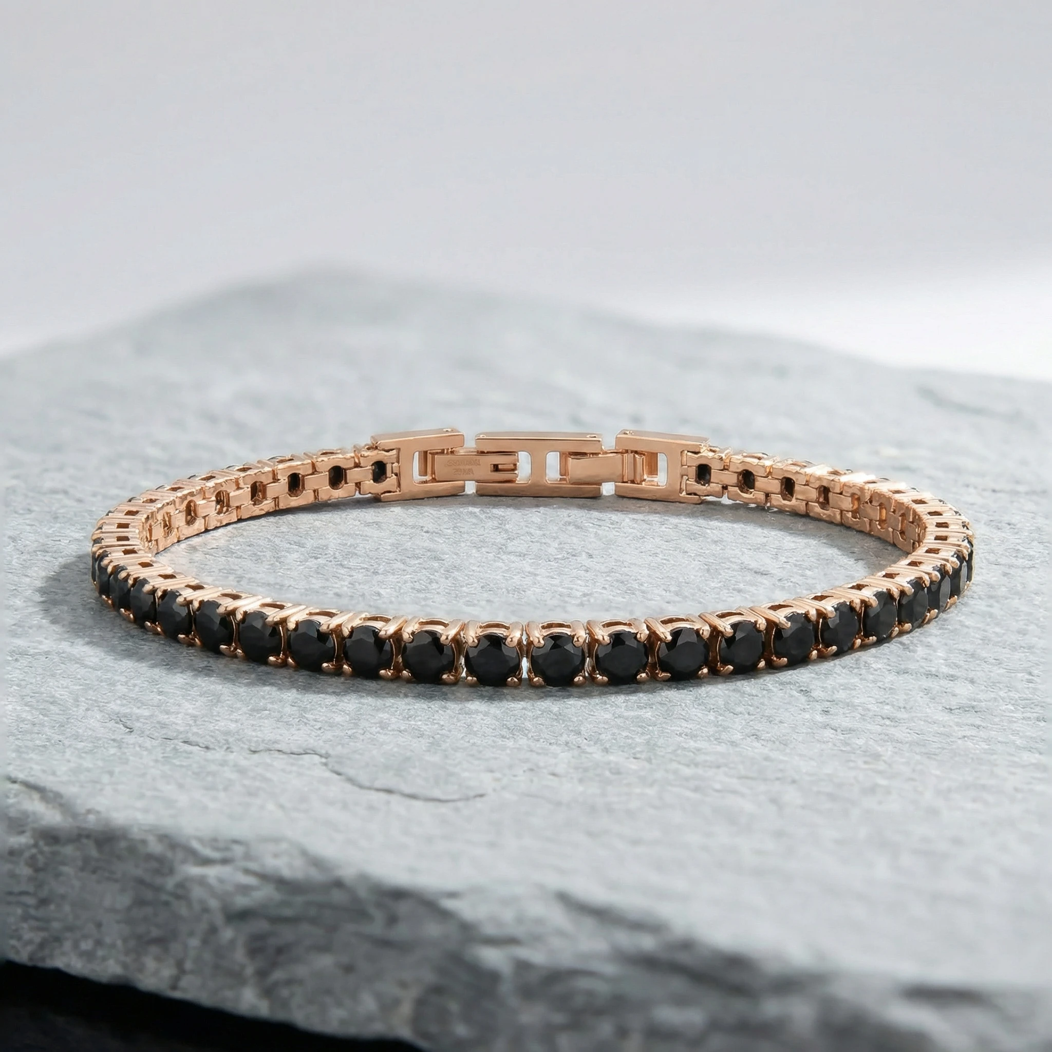 צמיד טניס בשילוב זרקונים מתנה יוקרתית לגבר שחור וזהב