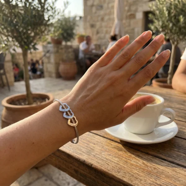 צמיד יוקרתי לאישה עם השמות שלכם – צמיד לבבות מתנה לבת זוג