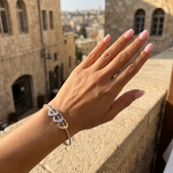 צמיד יוקרתי לאישה עם השמות שלכם – צמיד לבבות מתנה לבת זוג